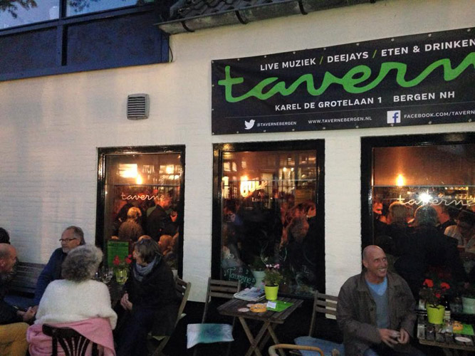 Live muziek, deejays, eten en drinken, zoals het op de gevel staat.