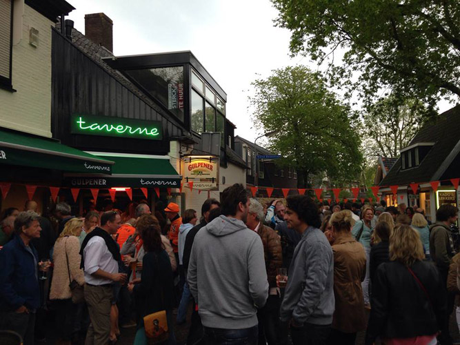 Het terras loopt door tot op straat als het druk is.